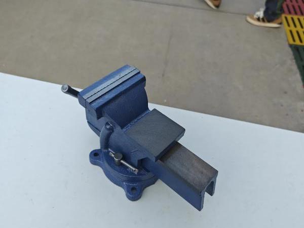 Bench Gedhe Vise
