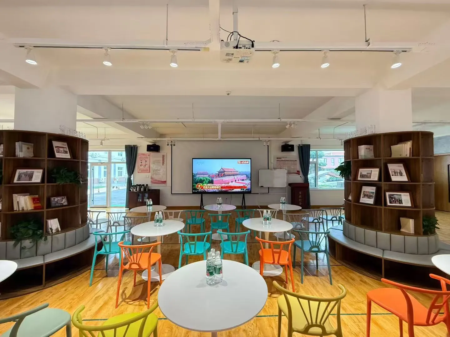 Perusahaan CyJy ngatur kabeh karyawan kanggo nonton parade militer.